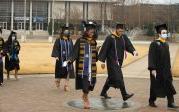 <a href='http://sclxha.azarnewsonline.com'>bet8体育娱乐入口</a>'s commencement exercises are filled with inspiration and moments of joy as graduates walk across the seal on Kaufman Mall. 图Chuck Thomas/ODU