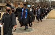 Students are excited to walk over the seal on Kaufman Mall, 这是自2019年以来从未发生过的传统. 图Chuck Thomas/ODU